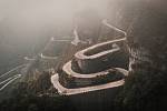 Tianmen Shan Big Gate v Číně stoupá v 99 nebezpečných zatáčkách až do výšky 1300 metrů nad mořem