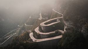 Tianmen Shan Big Gate v Číně stoupá v 99 nebezpečných zatáčkách až do výšky 1300 metrů nad mořem