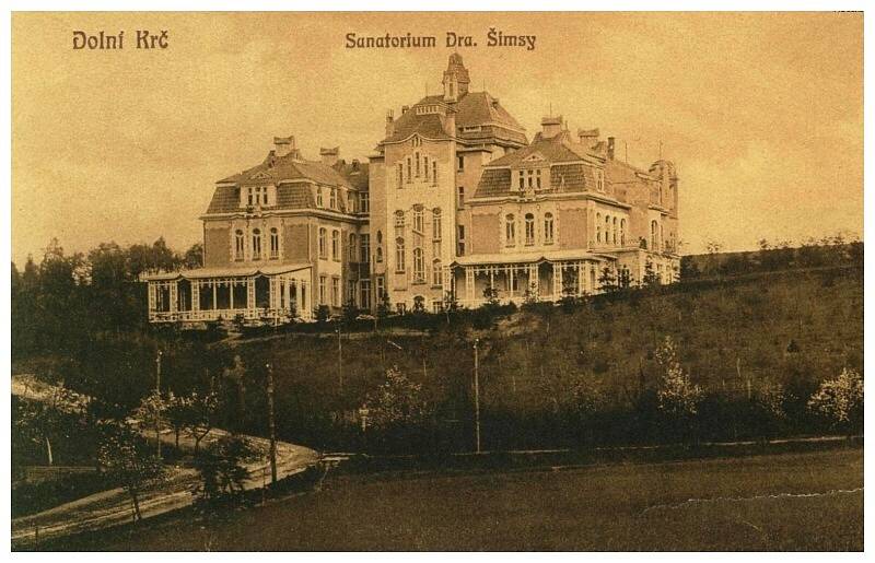 Pohled na Sanatorium dr. Šimsy od severu. Dnes už by byl tento výhled omezen později postavenými domy a také vzrostlými stromy ve svahu před budovou