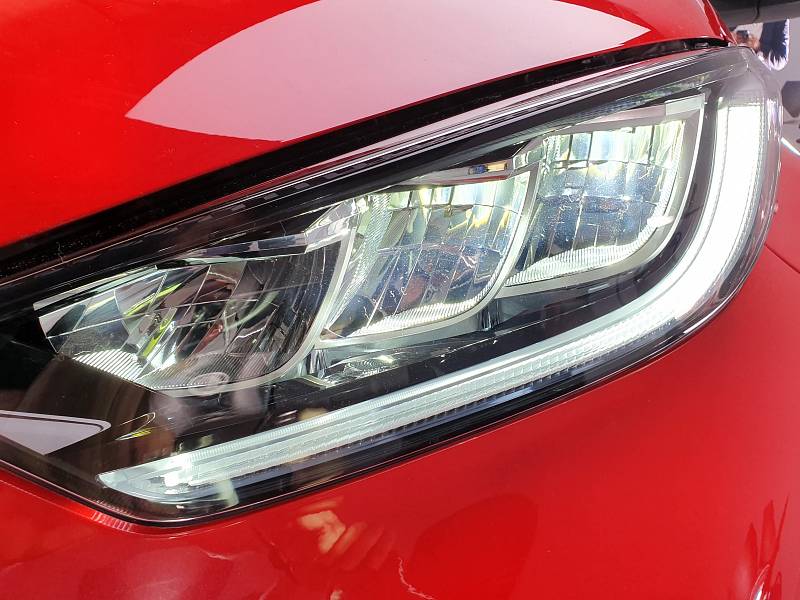 Auto lze vybavit full-LED světlomety.