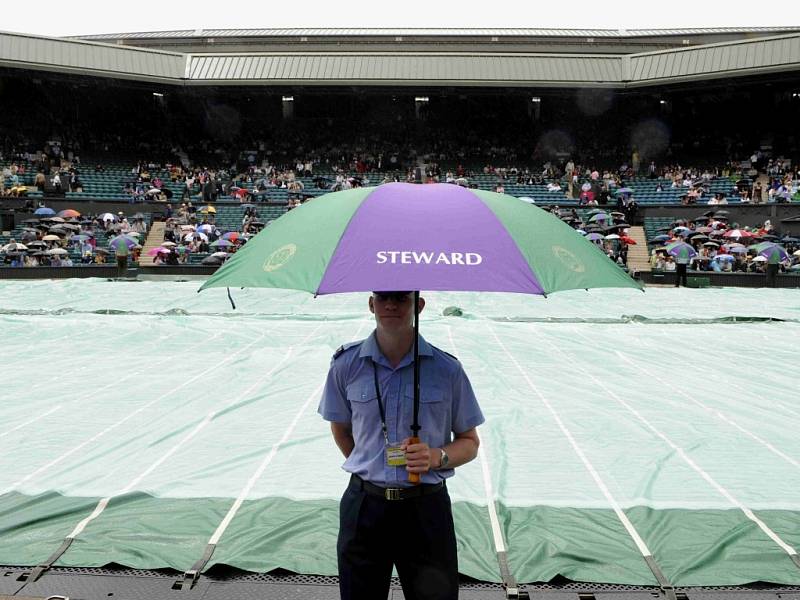 Letošní Wimbledon se dočkal prvního deště