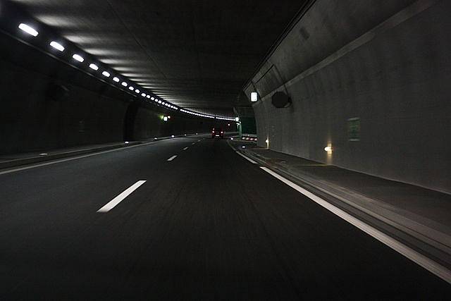  Tunel Sierre zhruba v místech nehody z 13. března 2012. Vpravo je vidět prostor pro nouzové zastavení a stěna (nazelenalá), do které autobus narazil