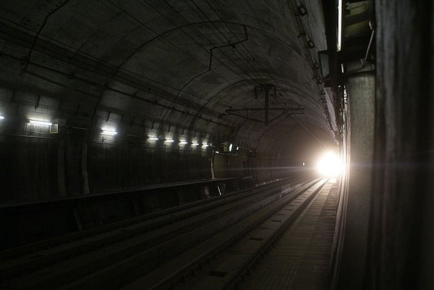 Vnitřek japonského podmořského železničního tunelu Seikan.