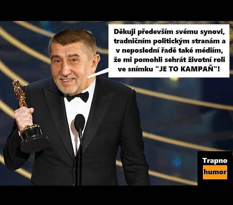 Scéna odkazující na tradiční předávání Oscarů.