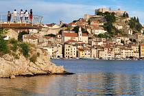 Malebné chorvatské město Šibenik. Je populární turistické letovisko s živým přístavem, krásnými plážemi, douhými dějinami i historickou architekturou. Leží v jižní části Severní Dalmácie a je nejstarší chorvatskou obcí na pobřeží Jadranu.