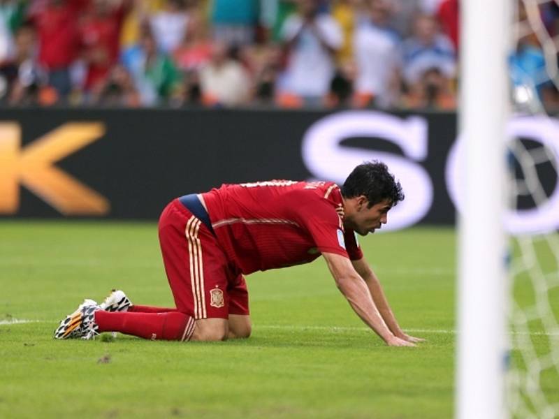 Na kolenou. Diego Costa ze Španělska po zahozené gólové šanci.