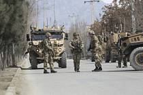 Britští vojáci nedaleko místa útoku v Kábulu