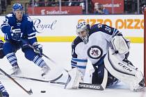 Brankář Winnipegu Ondřej Pavelec zasahuje proti střele hokejistů Toronta.