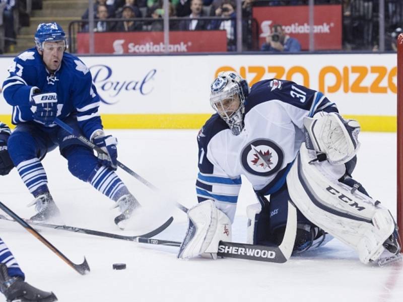Brankář Winnipegu Ondřej Pavelec zasahuje proti střele hokejistů Toronta.