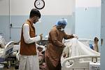 Zdravotnický personál v kábulské nemocnici ošetřuje pacienty, kteří utrpěli zranění při bombovém útoku u letiště v afghánské metropoli