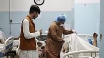 Zdravotnický personál v kábulské nemocnici ošetřuje pacienty, kteří utrpěli zranění při bombovém útoku u letiště v afghánské metropoli
