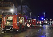 Týmy záchranářů a hasičů zasahují u dopravní nehody v italské obci Lutago na snímku z 5. ledna 2020