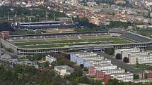 Bývalý Spartakiádní stadion na Strahově ( uprostřed), za ním stadion Evžena Rošického