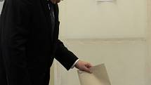Prezident Miloš Zeman odevzdal 10. října v Praze svůj hlas v komunálních a senátních volbách.
