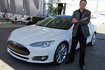 Elon Musk pózuje v továrně Tesly v kalifornském Fremontu.