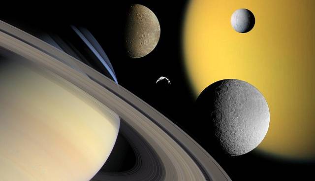 Planeta Saturn s měsíci