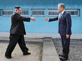 Kim Čong-un a Mun Če-in na dubnovém summitu Jižní a Severní Koreje