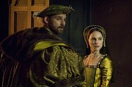 Druhá šance. Po odchodu Mary vstupuje na scénu (a do králova lože) sestra Anna (Natalie Portmanová). Na snímku s Erikem Banou (Jindřich VIII.).  