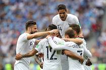 Francie se raduje z gólu při čtvrtfinálovém zápase s Ururguayí