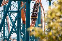 Horská dráha v zábavním parku Six Flags Magic Mountain.