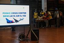 Příbuzní cestujících letu SJ182 indonéské společnosti Sriwijaya Air očekávají na letištích v Jakartě a Pontianak zprávy od záchranářů…