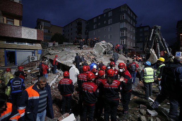 V Istanbulu se zřítila sedmipatrová budova