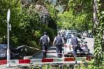 Policisté na místě střelby v Curychu, kde šedesátiletý Švýcar zadržoval jako rukojmí ve svém bytě dvě ženy a vyhrožoval, že je zastřelí. Policie po vniknutí do bytu našla všechny tři osoby mrtvé.