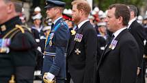 Princové William a Harry ve smutečním průvodu, který doprovodil rakev se zesnulou královnou Alžbětou II. k Westminsterskému opatství