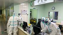 Lékaři v ochranných oblecích v jedné z nemocnic v čínském Wu-chanu.
