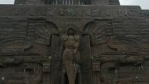 Památník je z betonu a obložen žulovými deskami, celková váha se odhaduje na tři sta tisíc tun. Vchod do památníku střeží dvanáctimetrová socha archanděla Michaela