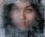 Zmrzlé kapky zkondenzované vodní páry na oknech jsou běžným fyzikálním jevem, klesne-li teplota vzduchu pod teplotu rosného bodu