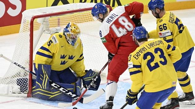 Čeští hokejisté nastoupili ve druhém utkání skupiny proti Švédsku. V gólové šanci se octil Tomáš Hertl.