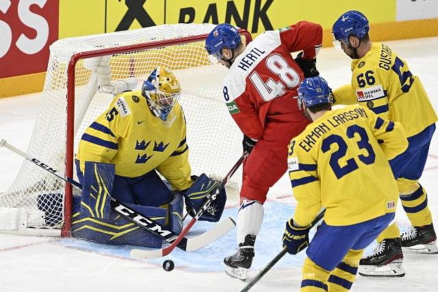 Čeští hokejisté nastoupili ve druhém utkání skupiny proti Švédsku. V gólové šanci se octil Tomáš Hertl.