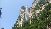 V čínském národním parku Čang-ťia-ťie najdete nejvyšší venkovní výtah na světě