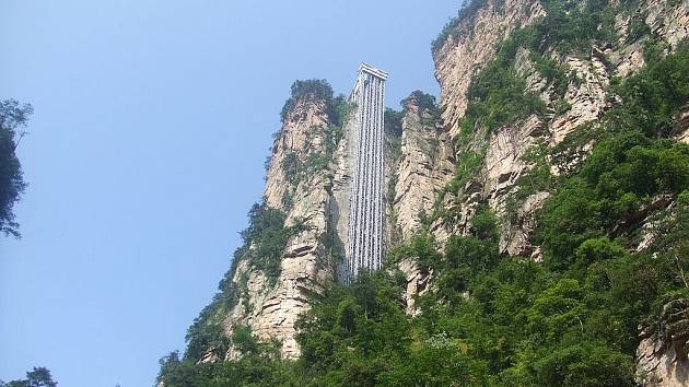 V čínském národním parku Čang-ťia-ťie najdete nejvyšší venkovní výtah na světě