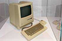 Revoluční počítač Apple Macintosh 128K byl uveden na trh 24. ledna 1984