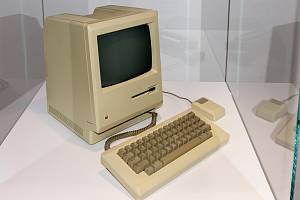 Revoluční počítač Apple Macintosh 128K byl uveden na trh 24. ledna 1984