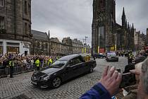 Smuteční kolona vezoucí rakev s královnou Alžbětou II., která  dopoledne vyjela ze zámku Balmoral na Skotské vysočině, dorazila po šesti hodinách do paláce Holyroodhouse v Edinburghu