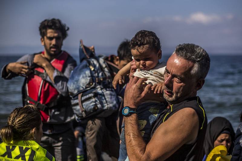 Připlouvání uprchlíků na řecký ostrov Lesbos.