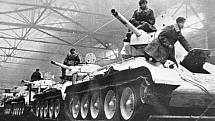 Tanky T-34 model 42 připravené k odchodu na frontu z továrny Uralmaš ve Sverdlovsku
