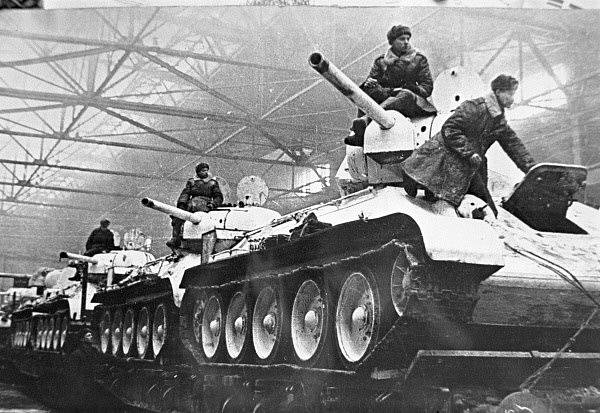 Tanky T-34 model 42 připravené k odchodu na frontu z továrny Uralmaš ve Sverdlovsku