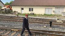 Výpravčí na nevelkém nádraží v Ogulinu se pořádně projde, než se mu podaří vypravit obě části soupravy, jež přijela s 15 vagóny.