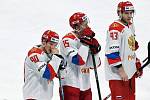 Zklamaní hokejisté Ruska (zleva) Nikita Sošnikov, Pavel Karnauchov a Arťom Sergejev.