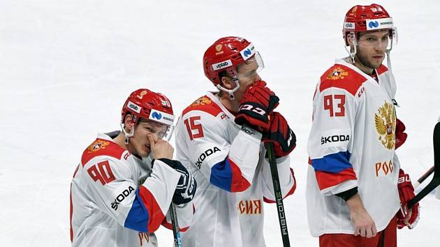 Zklamaní hokejisté Ruska (zleva) Nikita Sošnikov, Pavel Karnauchov a Arťom Sergejev.
