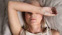 Záchvaty bolesti přichází v periodách a zasažena bývá většinou jedna polovina hlavy.