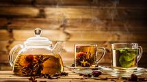 Pro bylinný „čaj“ se používá výraz nálev. Připravíte ho tak, že určité množství drobných čerstvých nebo sušených rostlinných částí (okvětní lístky, listy či nať) zalijete vroucí vodou a necháte odstát.