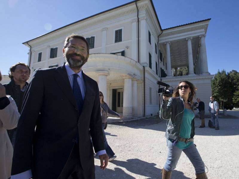 V Itálii se vyostřuje spor kolem uznávání homosexuálních svazků, v němž jednu z hlavních rolí hraje římský starosta Ignazio Marino. Právě on před dvěma týdny oficiálně uznal sňatky 16 párů stejného pohlaví uzavřené legálně v zahraničí.
