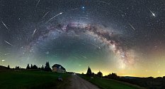 Mléčná dráha a meteorický roj Perseidy na snímku známého astrofotografa Petra Horálka