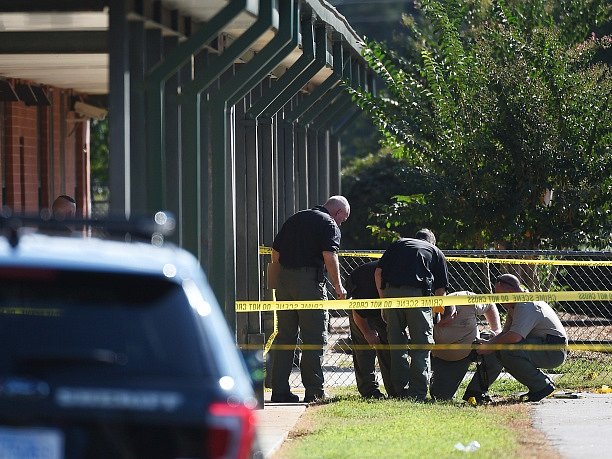Čtrnáctiletého chlapce, který ve středu střílel u základní školy v Jižní Karolíně, obžalovali z vraždy a z pokusu o tři další.