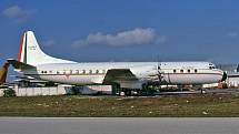 Letoun Lockheed L-188A Electra. Stejný typ, jakým se vraceli domů nadšení diváci Super Bowlu netušící, co je čeká